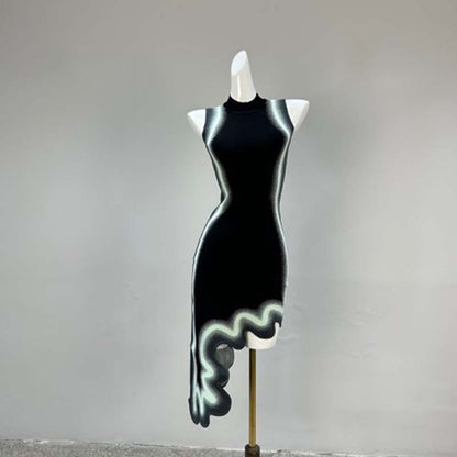 Ärmelloses Strickkleid mit Farbverlauf und welligem Saum