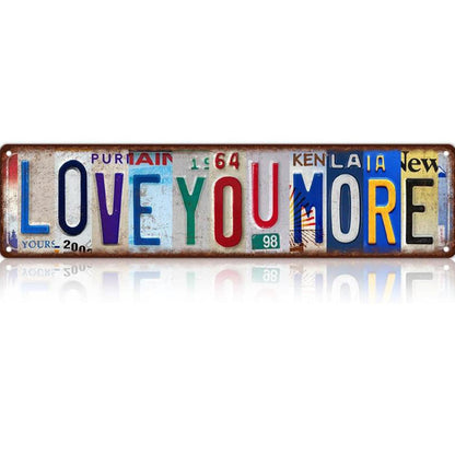 Vintage-Kennzeichenschild aus Blech mit der Aufschrift „Love You More“
