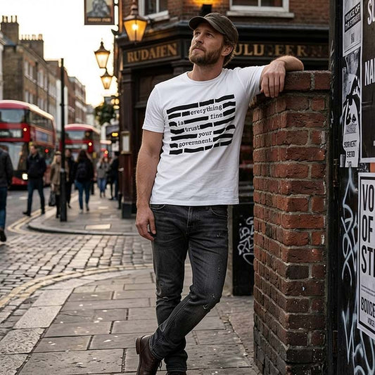 Satirisches T-Shirt „Vertraue deiner Regierung“