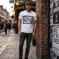 Satirisches T-Shirt „Vertraue deiner Regierung“